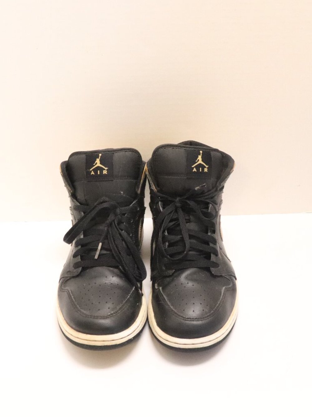 Nike Air Jordan Men's  Top Sneakers Black Gold Size 10 • Brand: Nike